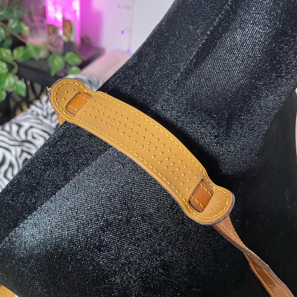 Louis Vuitton Chantilly crossbody bag - Picture 12 of 14